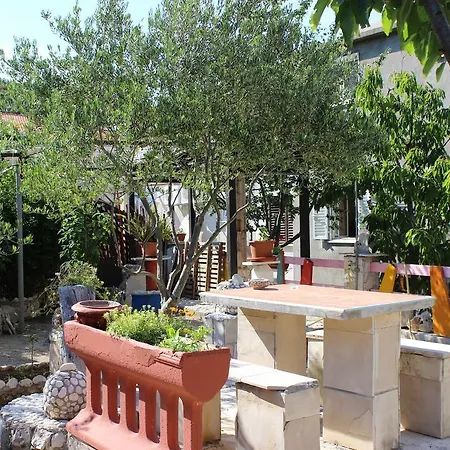 Ustavdic Apartment *