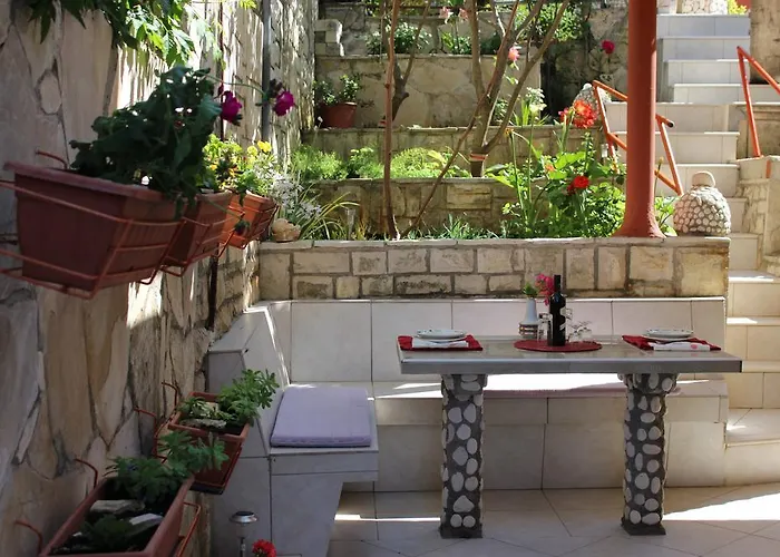 Ustavdic * קורצולה