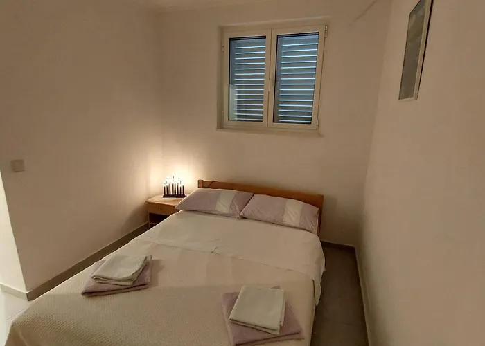 Ustavdic * קורצולה