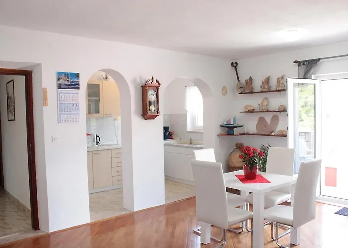 Ustavdic קורצולה